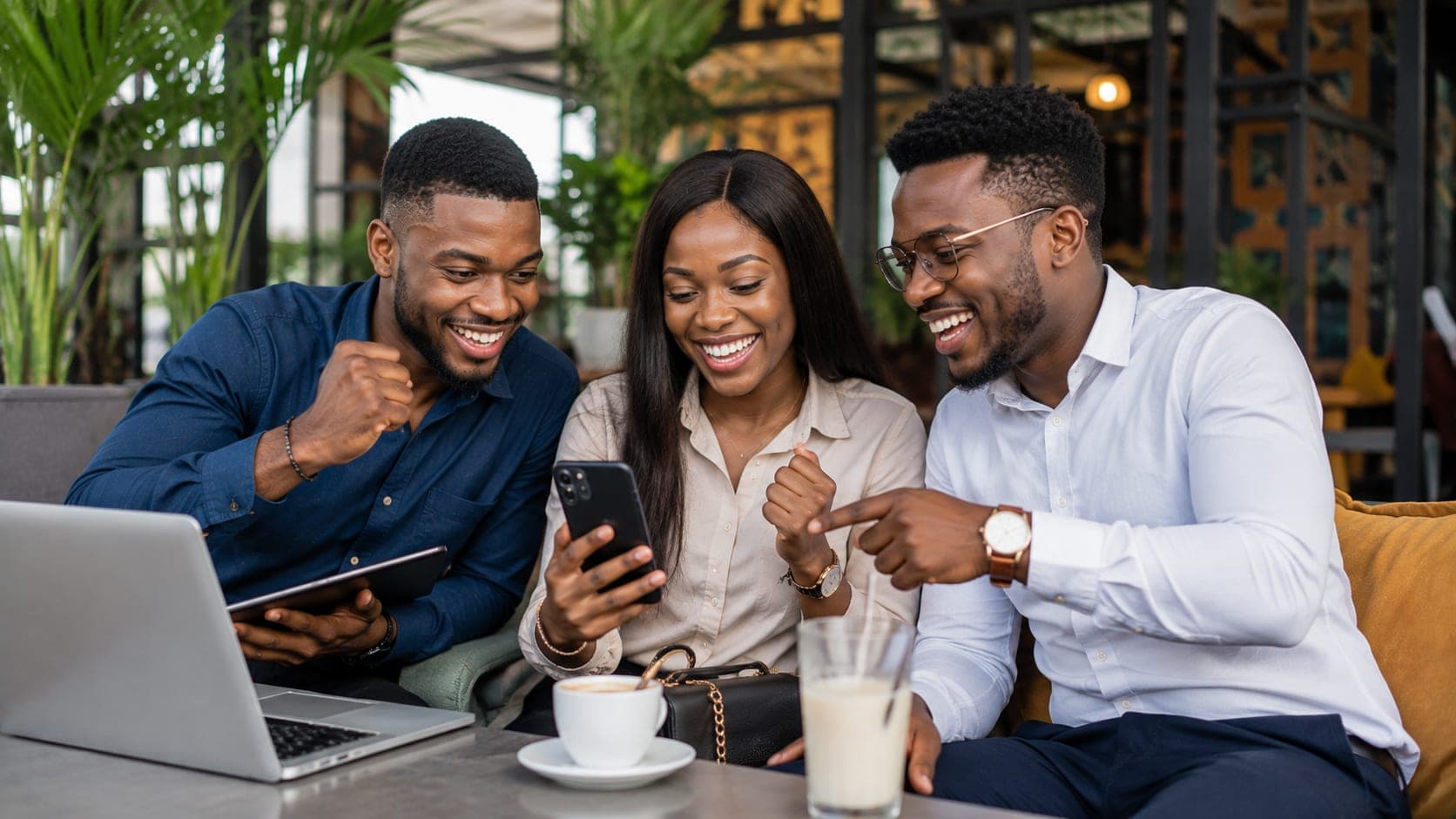 Trois personnes souriantes réunies autour d’un téléphone, ambiance gain et réseau