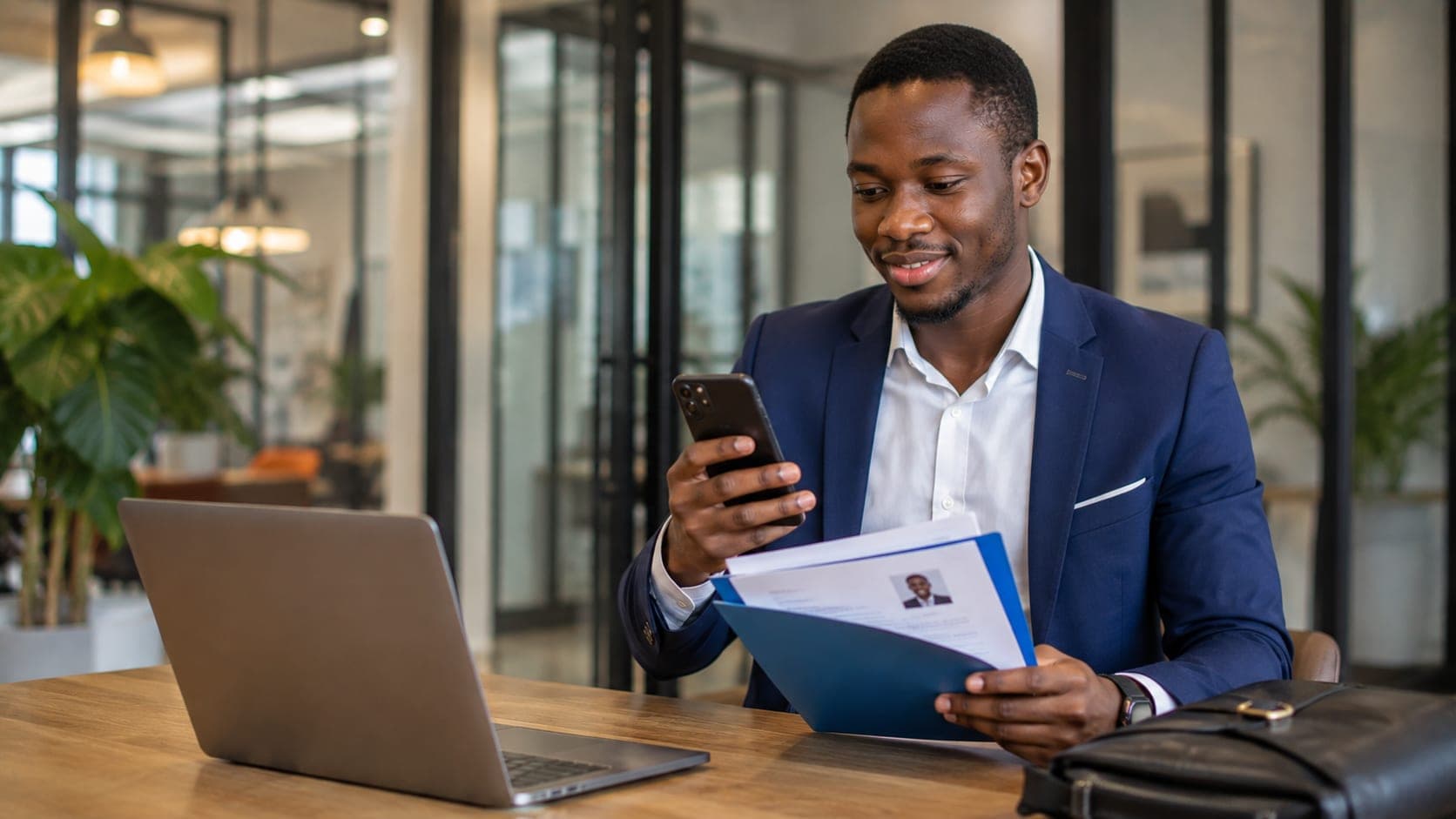 Candidat consultant son CV et son téléphone, démarche proactive