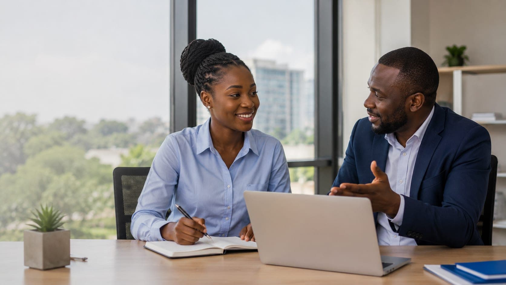 Duo en entretien de bureau, ambiance première expérience professionnelle